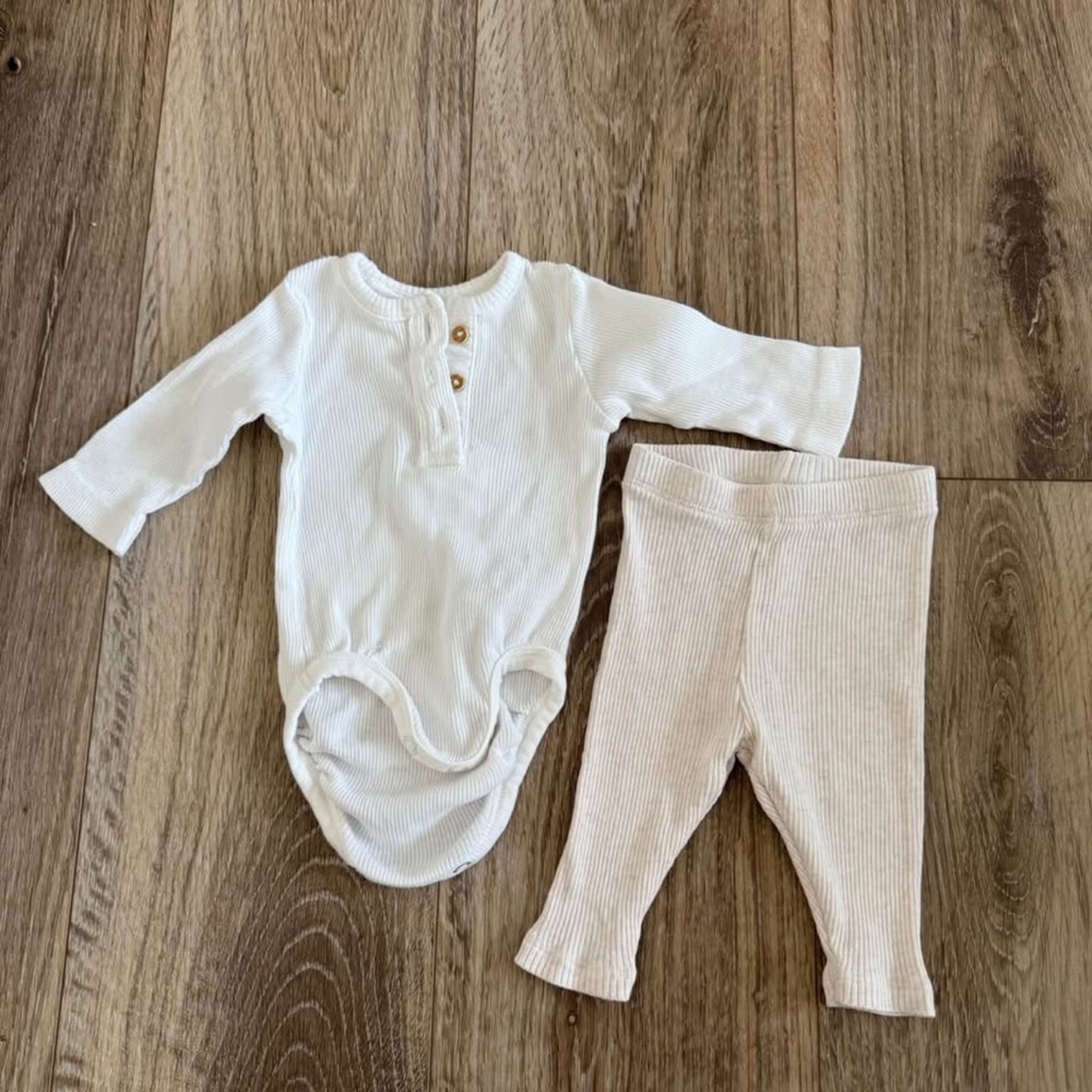 H&M organic cotton 0-1 month newborn ribbed pants long sleeve onesie like new